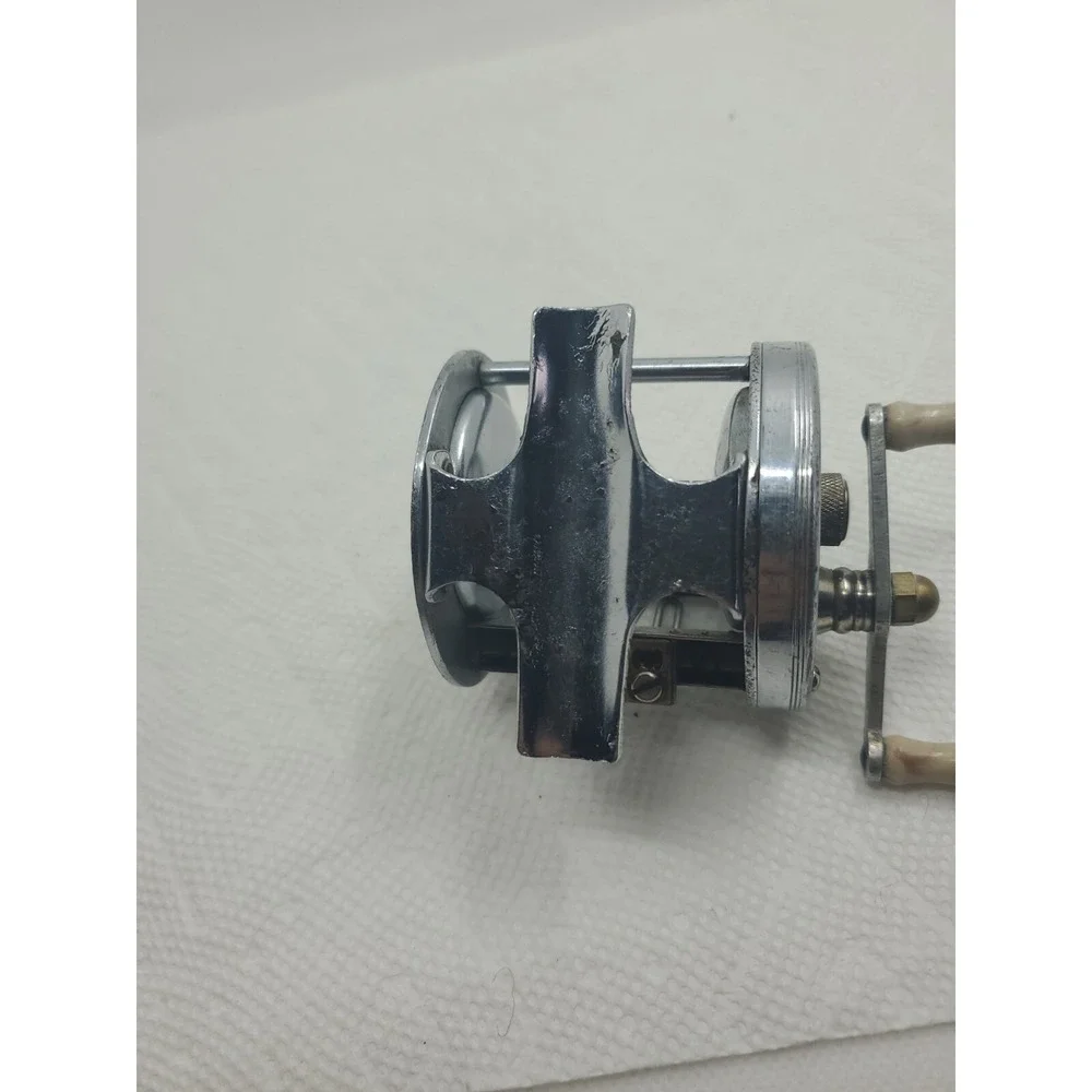 Vintage Chrome Baitcasting Fishing Reel‎ Engraved Fish Scene Level Wind Handle